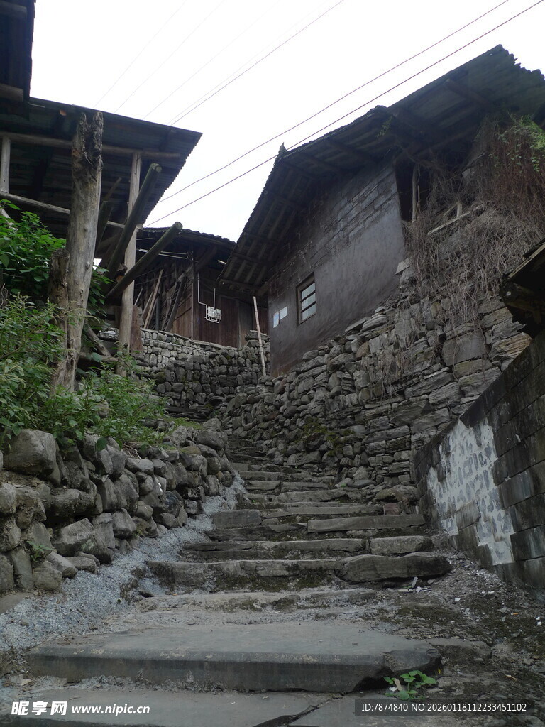 古朴山村石阶上的传统民居