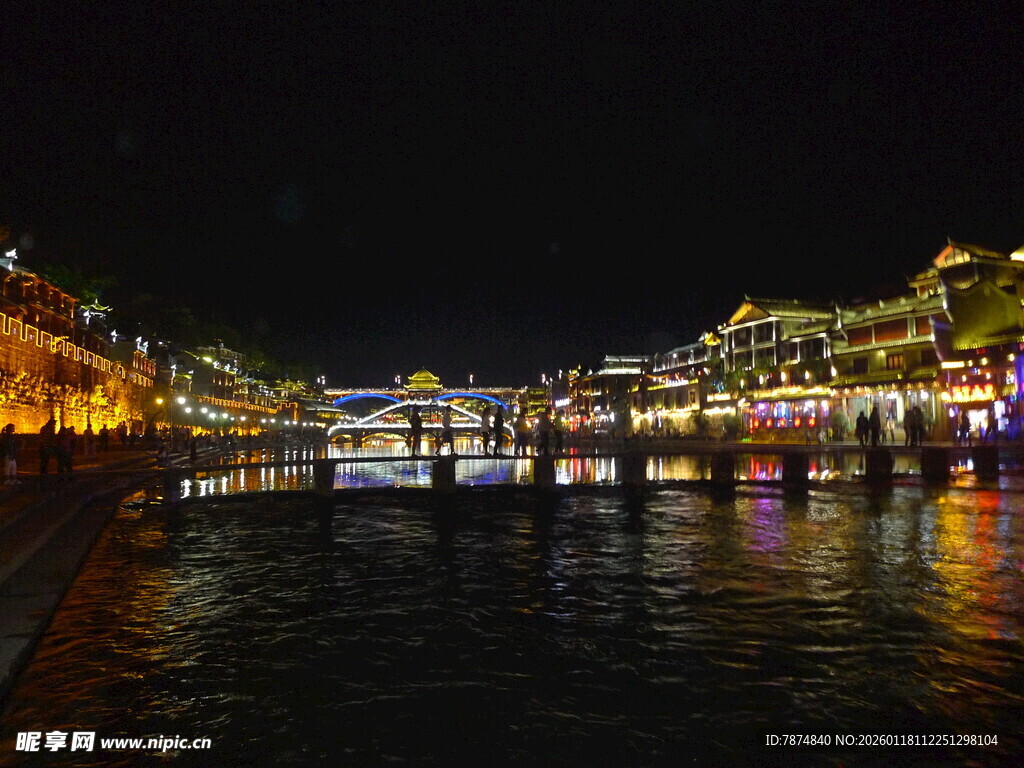 河畔夜景璀璨灯火迷人