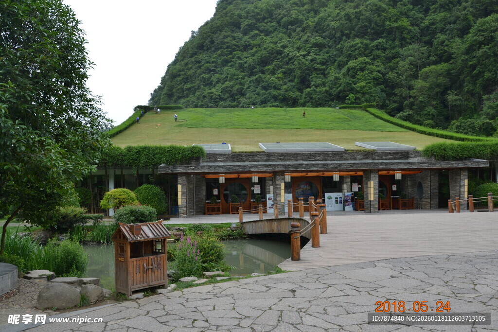 山间绿顶小屋 自然景致