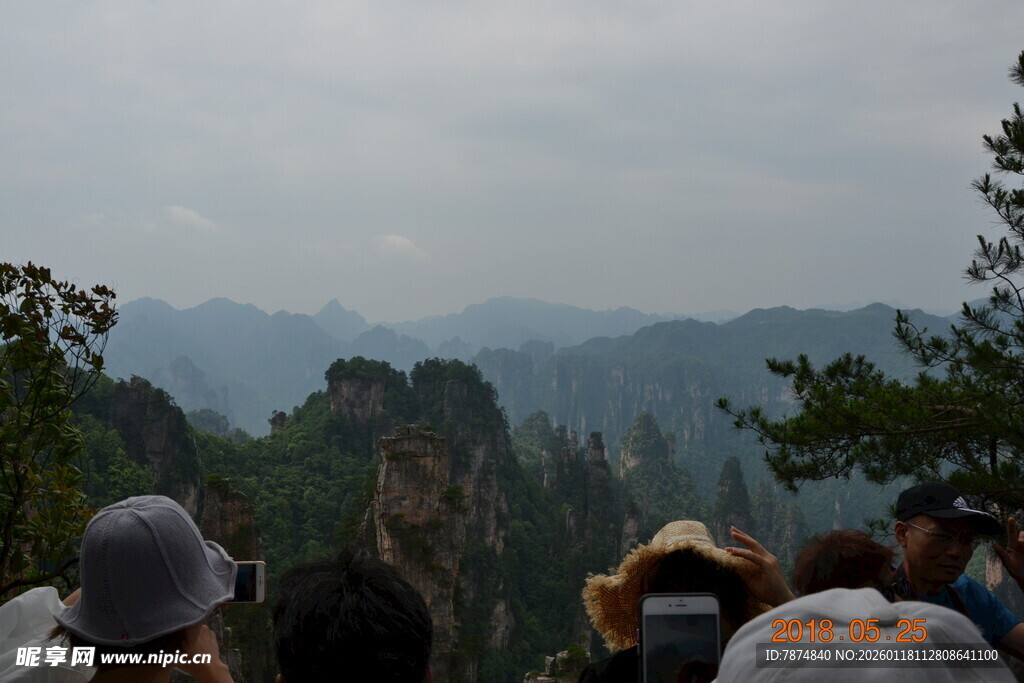 游客赏奇峰美景