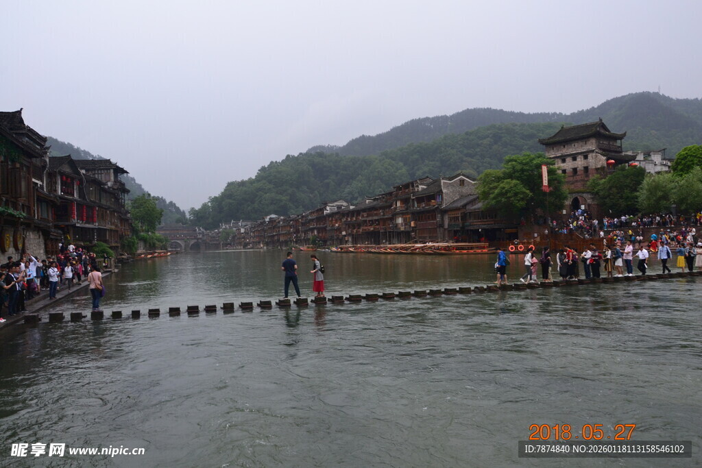 湘西河畔游客漫步水上步道
