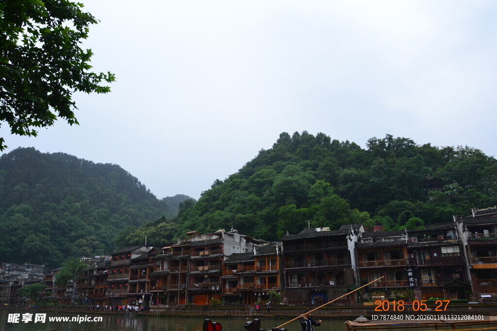 湘西山水间的古朴吊脚楼