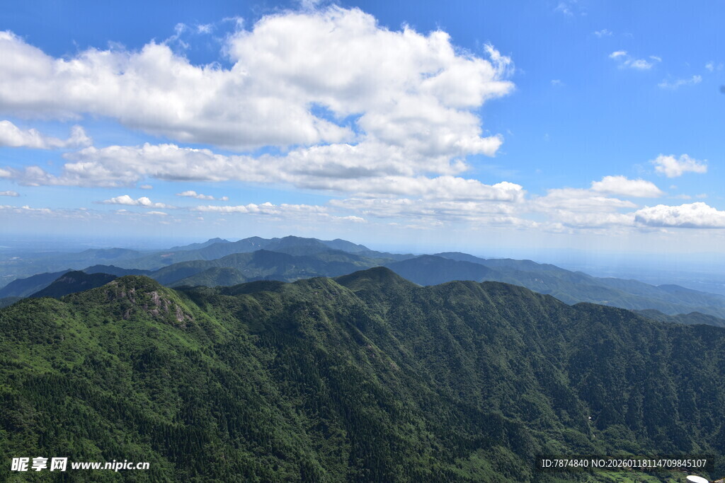青山蓝天间的壮美山峦