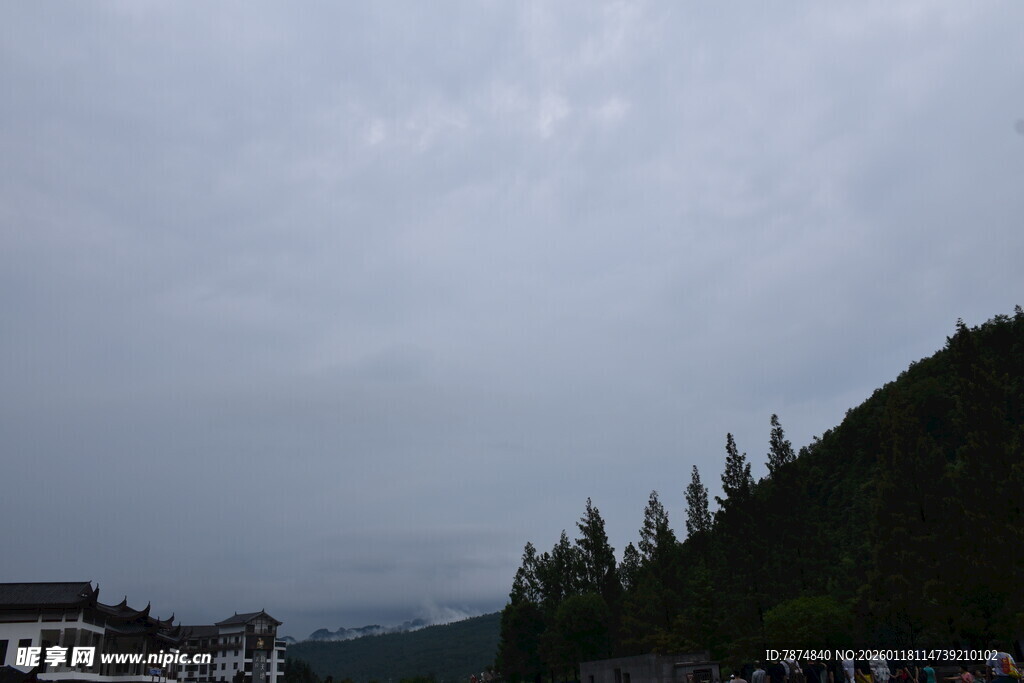 山间云雾缭绕的静谧景致