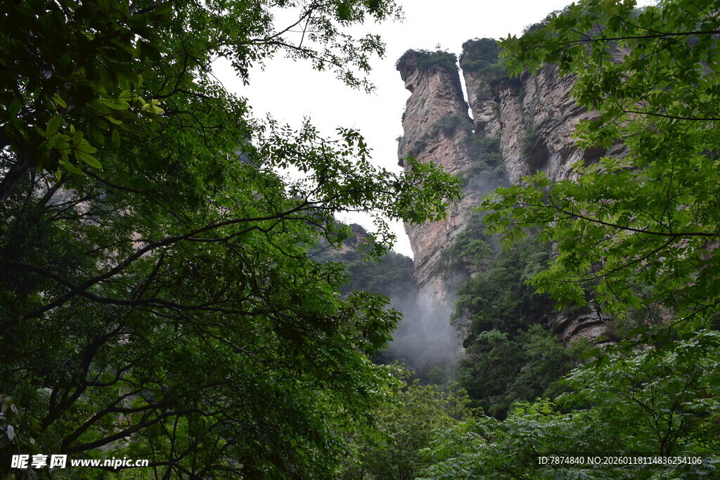 山林间的巍峨峭壁