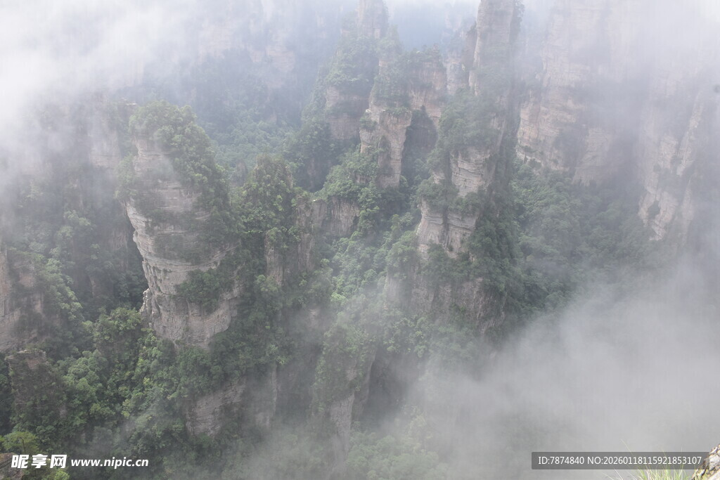 云雾缭绕的壮美山峦