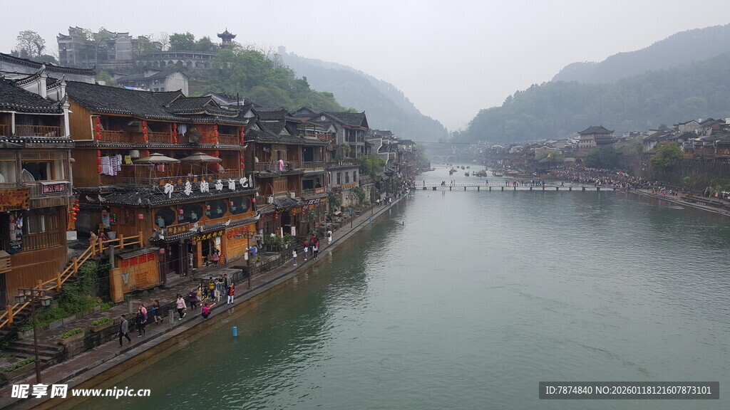 湘西河畔古朴吊脚楼景观