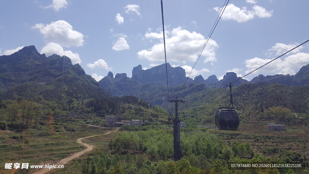 山间索道缆车穿行美景