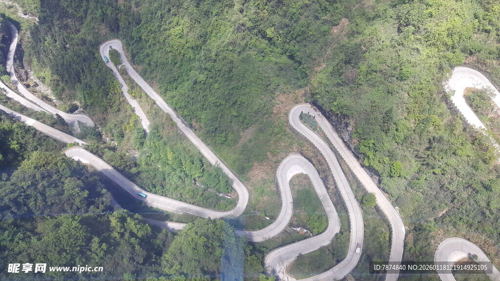 山间蜿蜒盘旋的公路