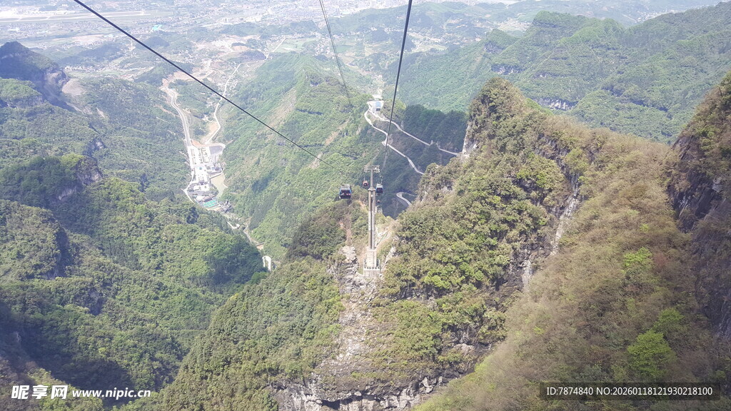 俯瞰山间蜿蜒道路美景