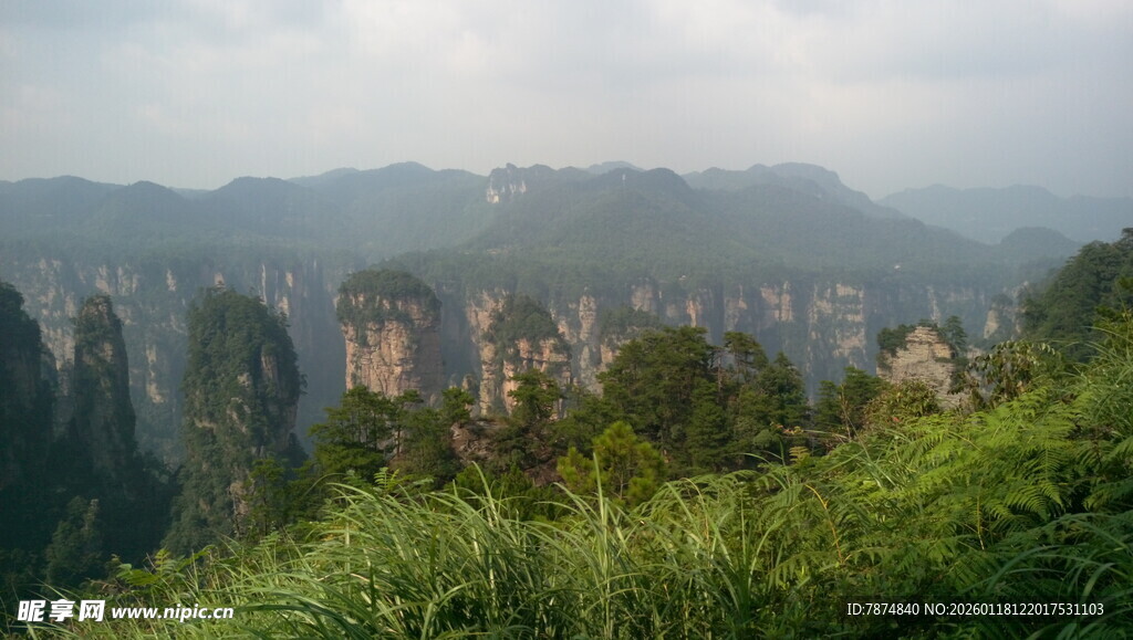 山间葱郁景致 朦胧峰林