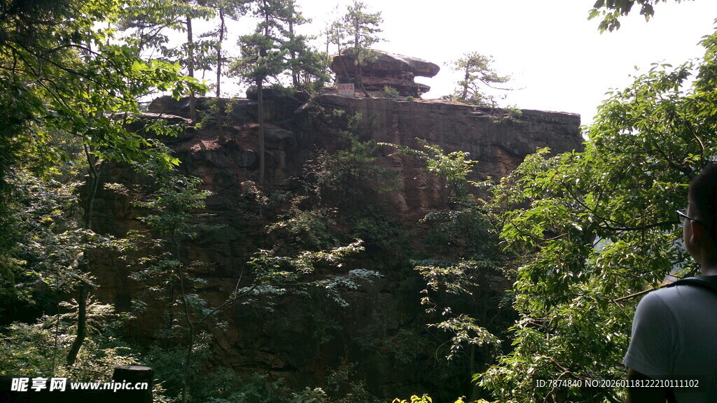 人赏山林间美景