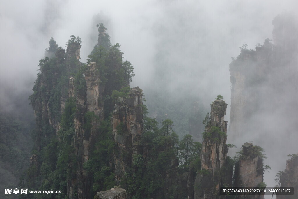 云雾缭绕的奇峰异石