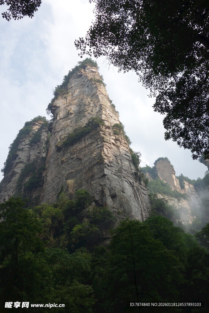 云雾缭绕的壮丽山峰