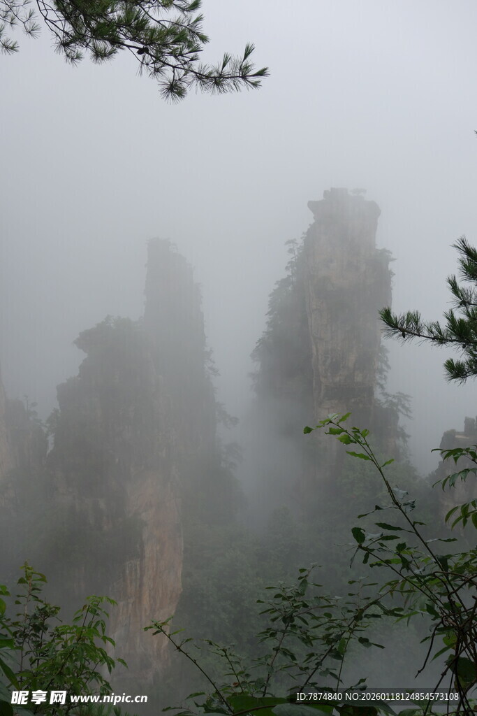 云雾缭绕的奇幻山峰景观
