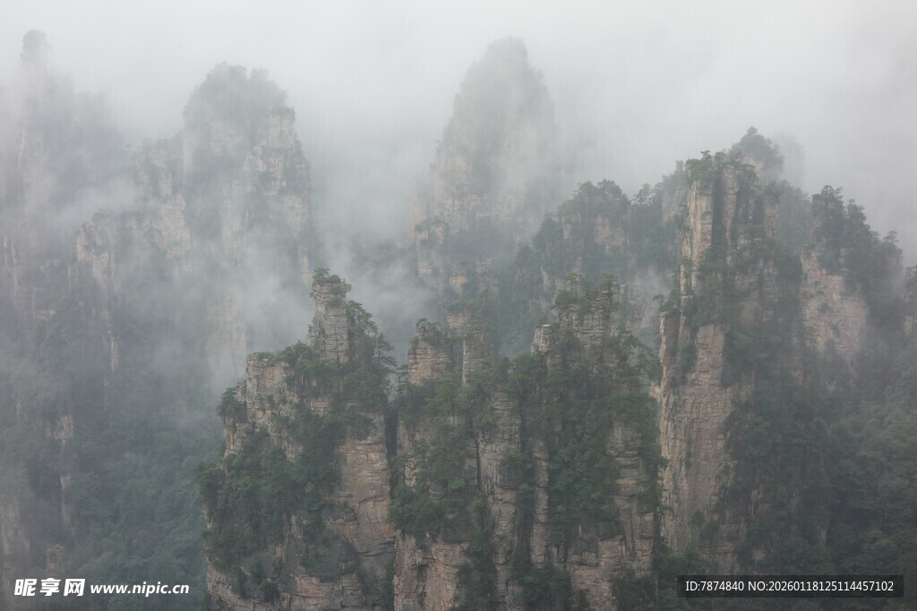 云雾缭绕的壮丽山峰