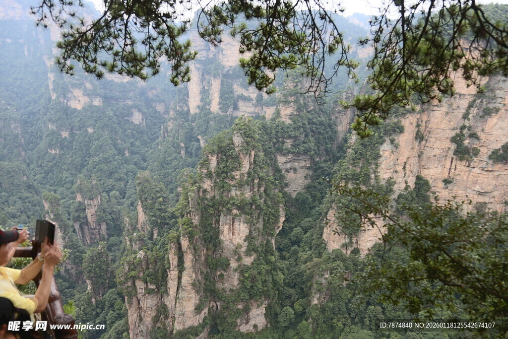 游客赏奇峰美景