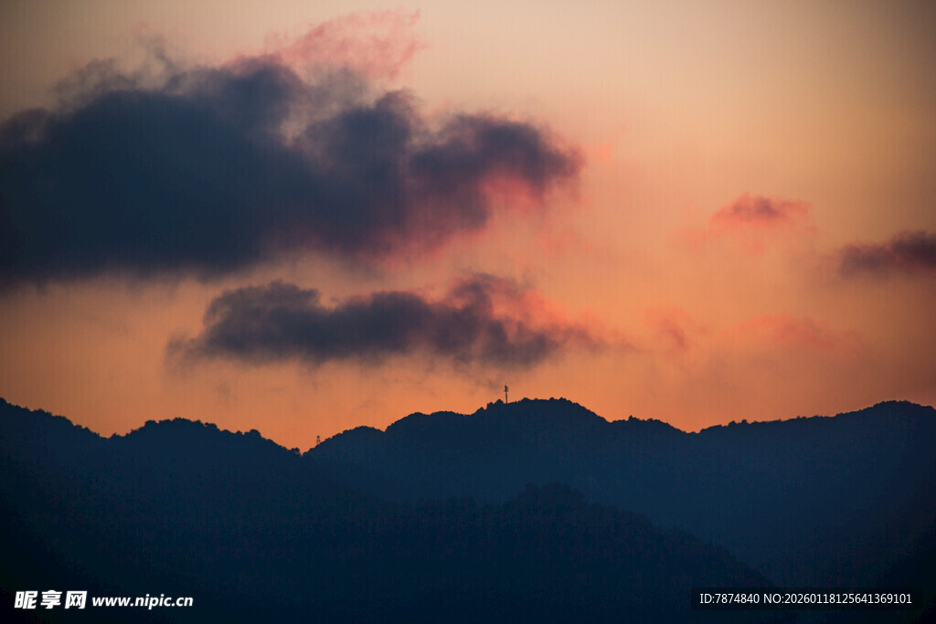 日落时分的山峦与云彩