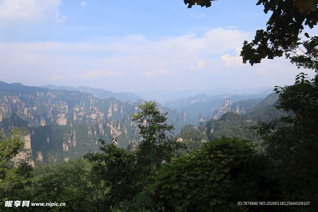 张家界壮美山峦景观