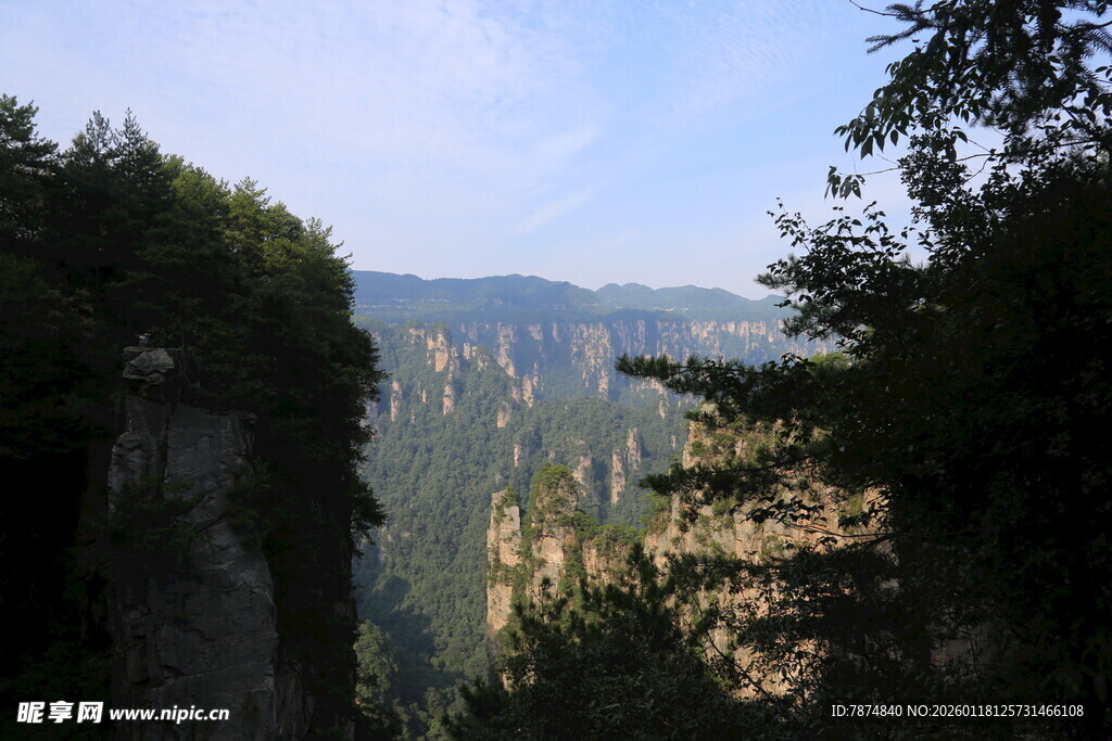 山间美景 绿树环绕山谷