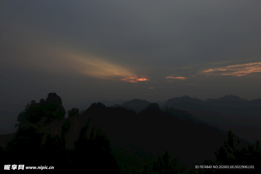 黄昏山峦间的天际微光