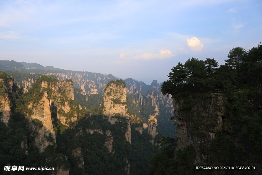 壮丽奇峰景观图