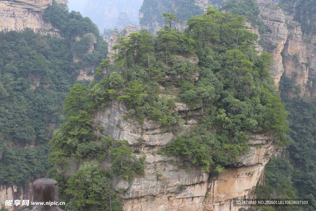 奇峰耸立绿意盎然的山景