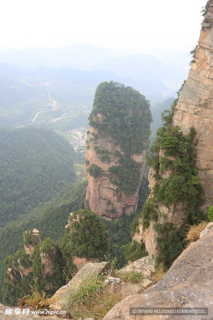 奇峰耸立的壮丽山景
