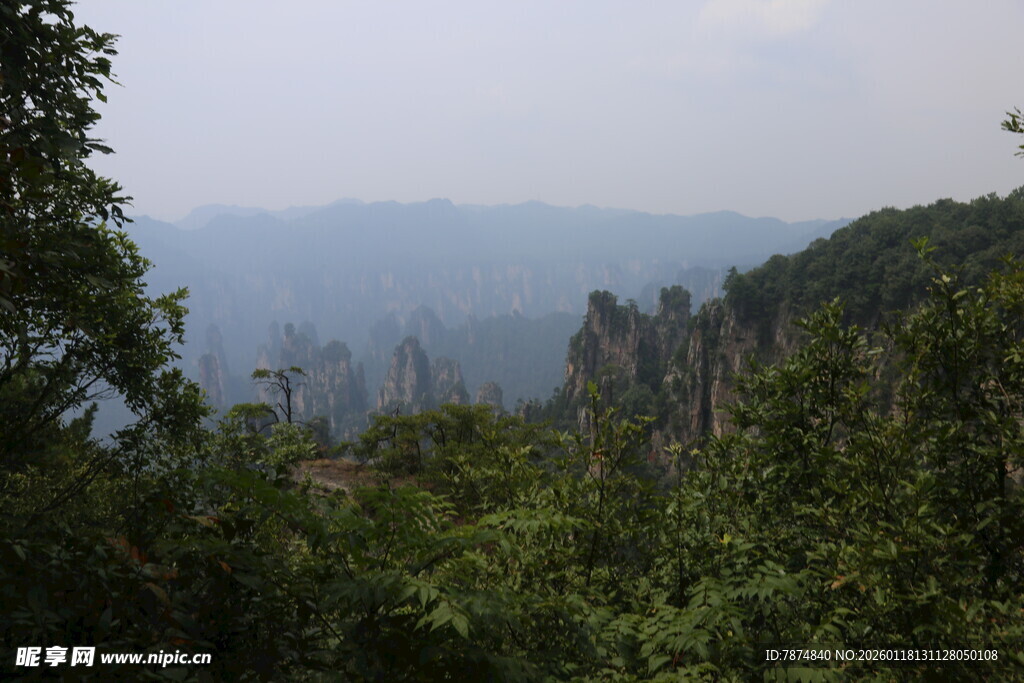 山林间远眺朦胧山峦景色