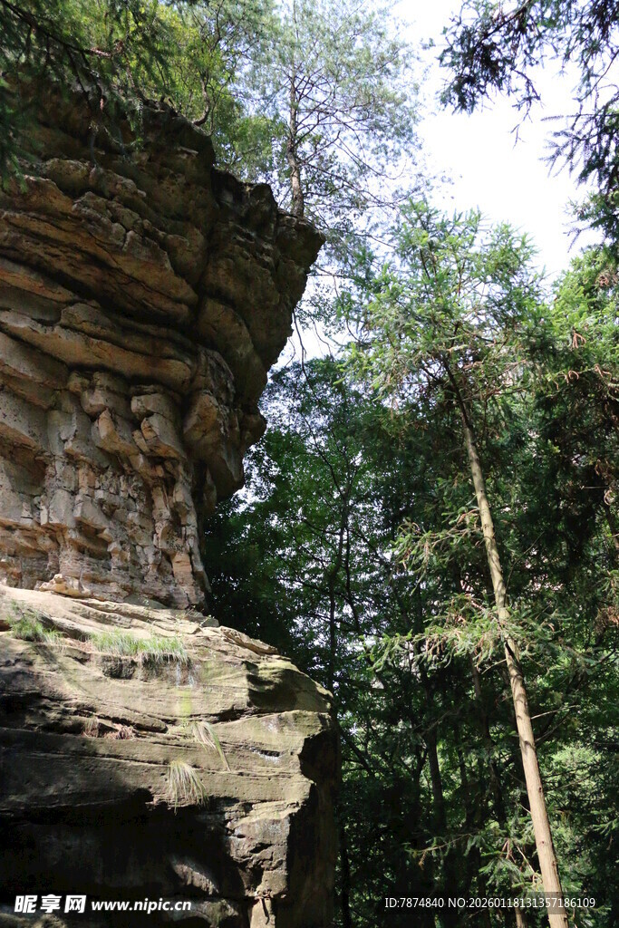 山林间的古老岩石景观