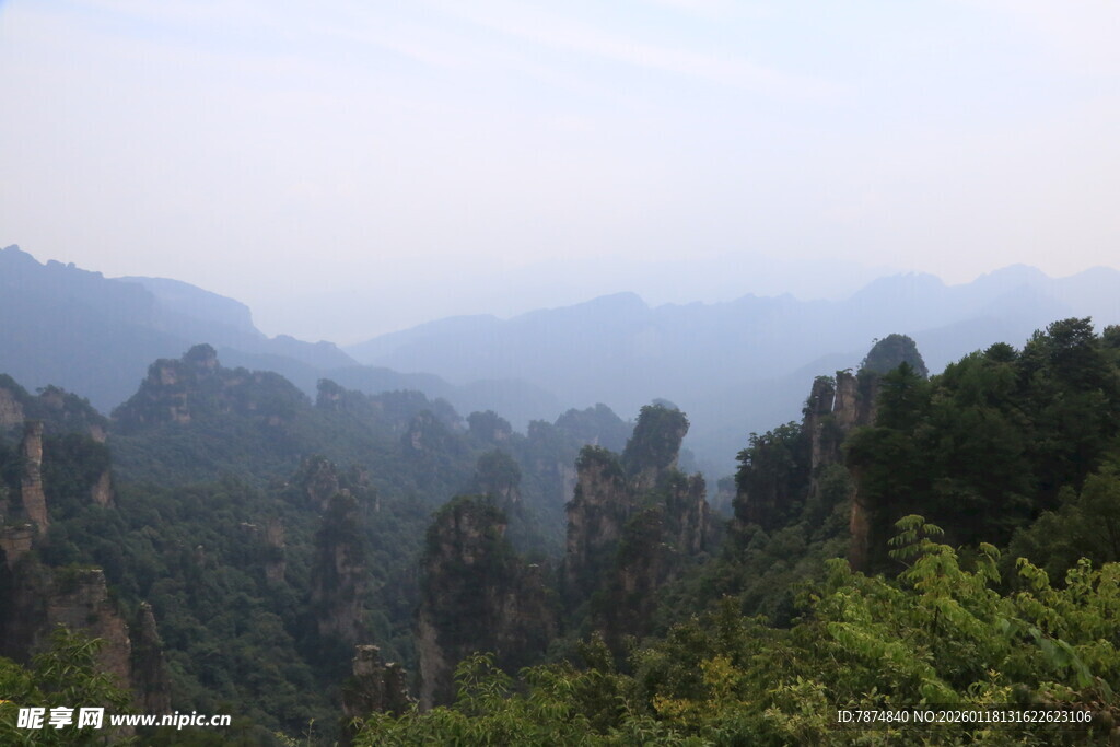 壮美山峦间的绿意景致