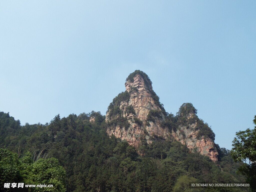 巍峨山峰屹立于葱郁林间