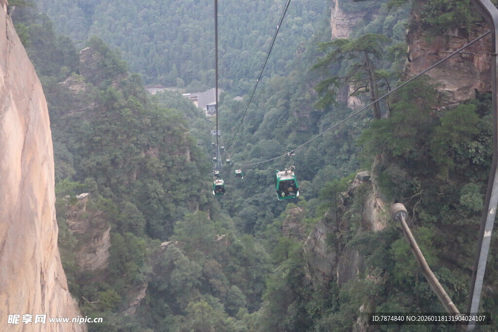 山间缆车穿梭于葱郁山林