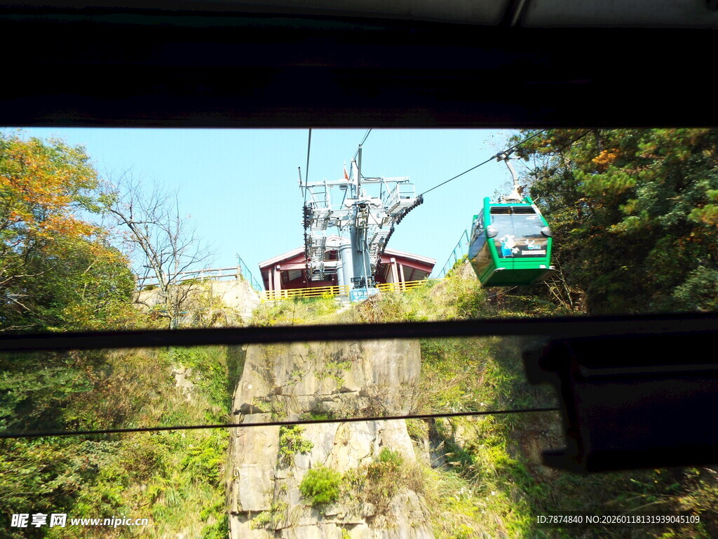 山间缆车穿梭于林木间