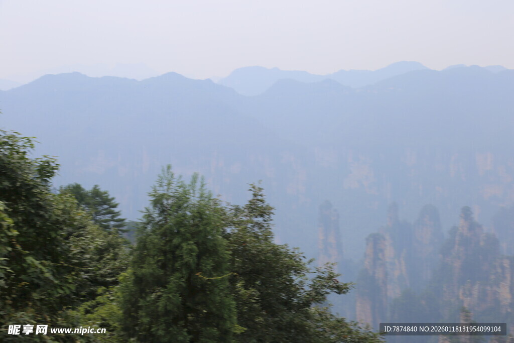 山林间的朦胧远山景色