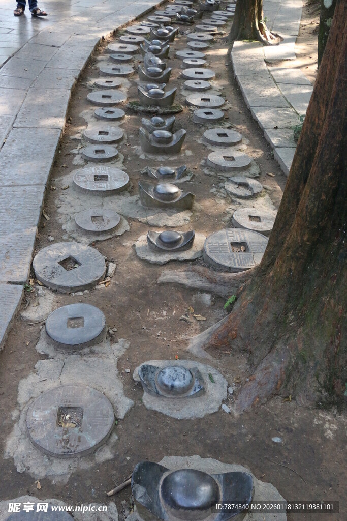 古旧石磨铺成的特色小路