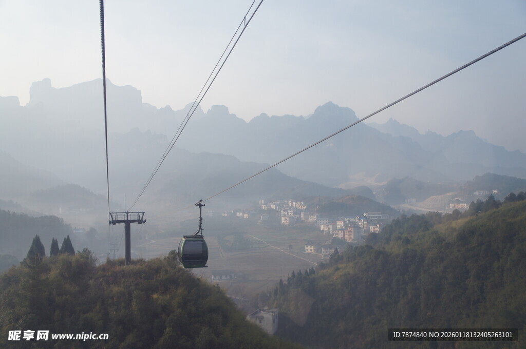 山间缆车穿梭于云雾之中