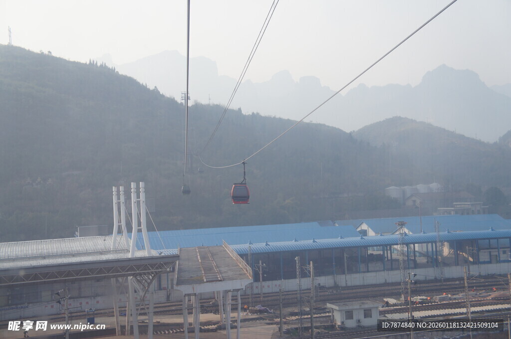 山间缆车与建筑景观