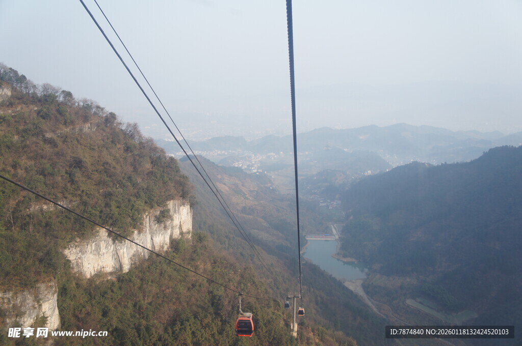 高空缆车穿行于山峦之间