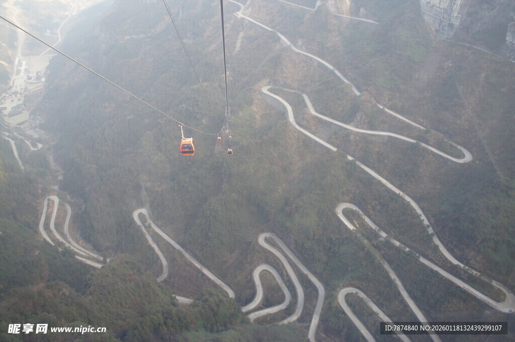 蜿蜒山路与空中缆车景观