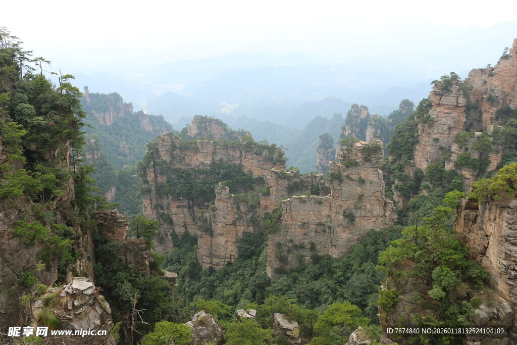 壮美奇峰山林景观