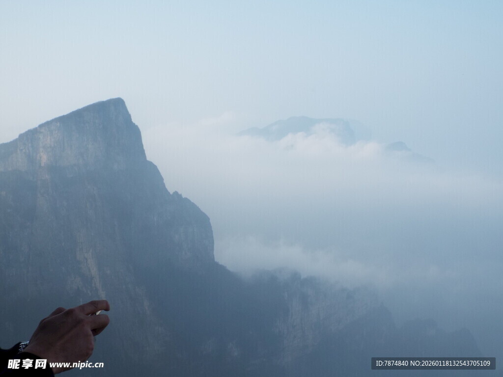 悬崖边的云海壮丽景象