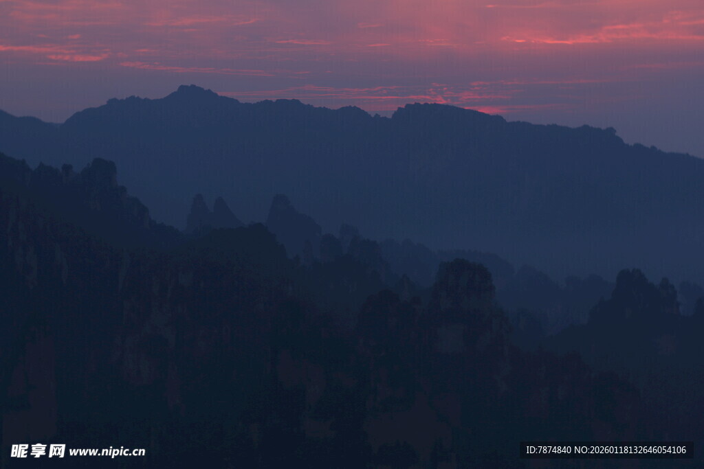 山间暮色 晚霞映山林