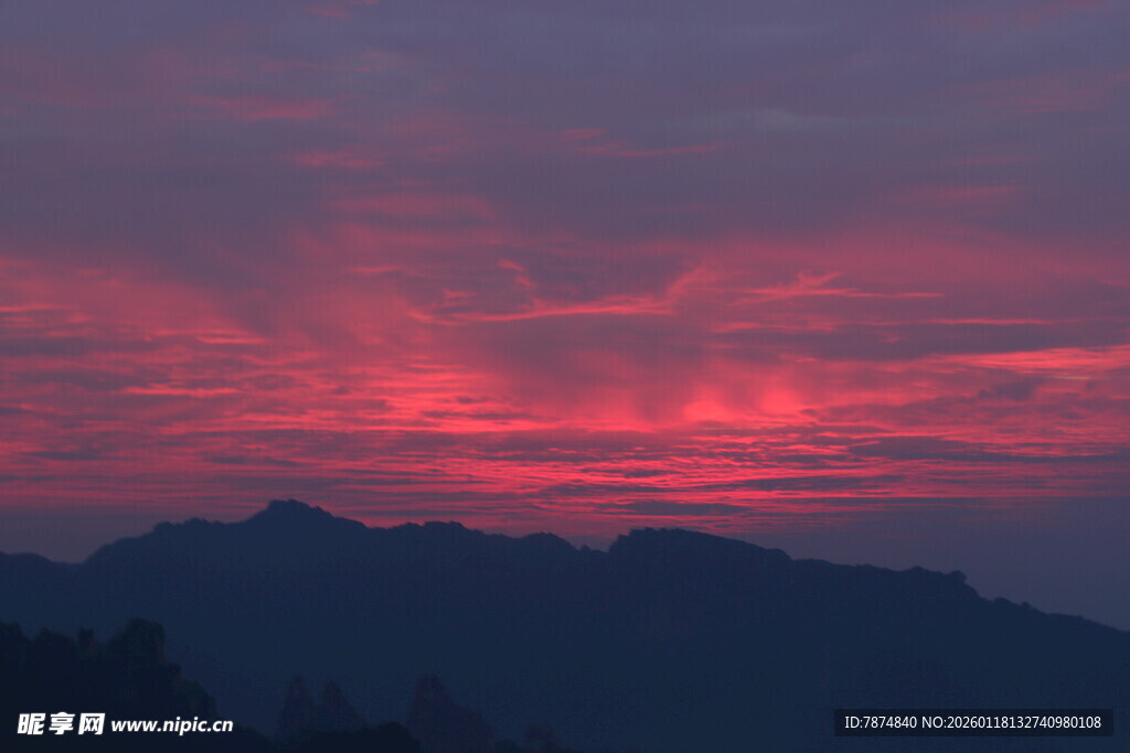 日落时分的绚烂山间云霞