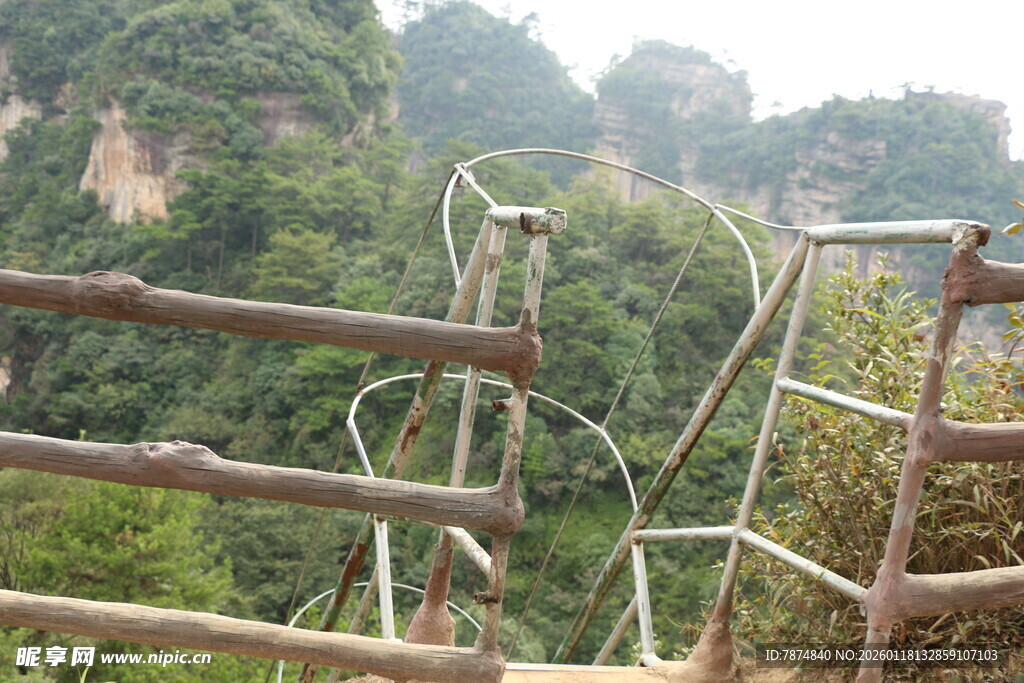山间铁索栈道景观