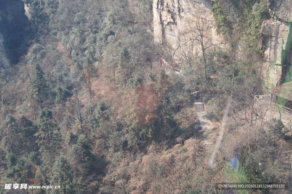 俯瞰山间蜿蜒道路