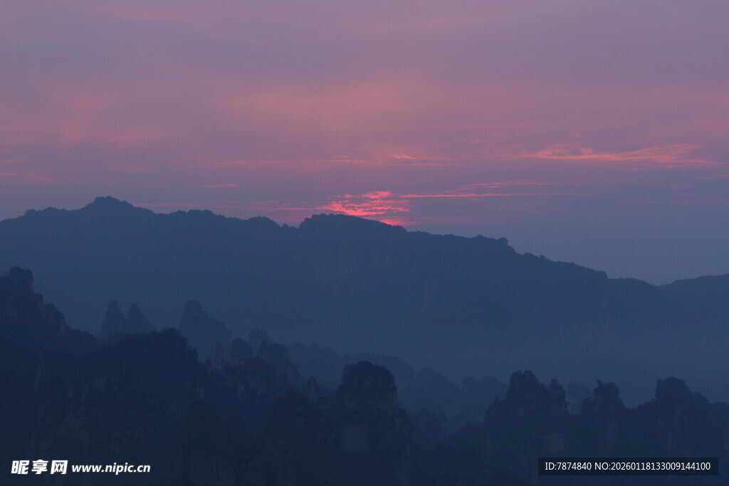日落时分的山峦美景