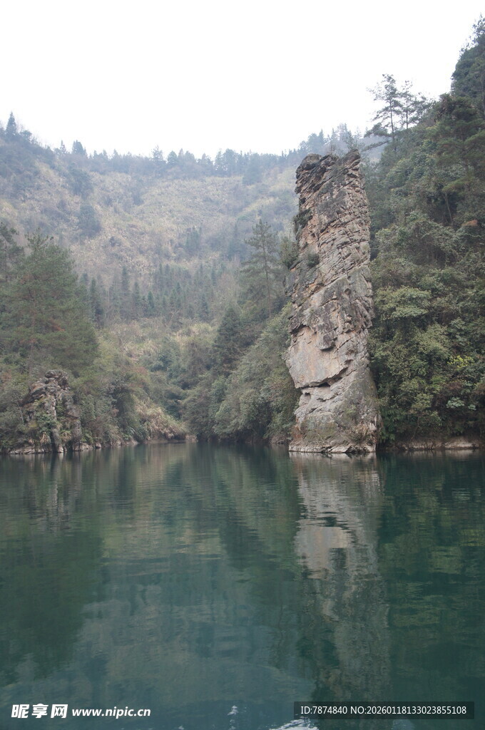 山水间奇特岩石景观