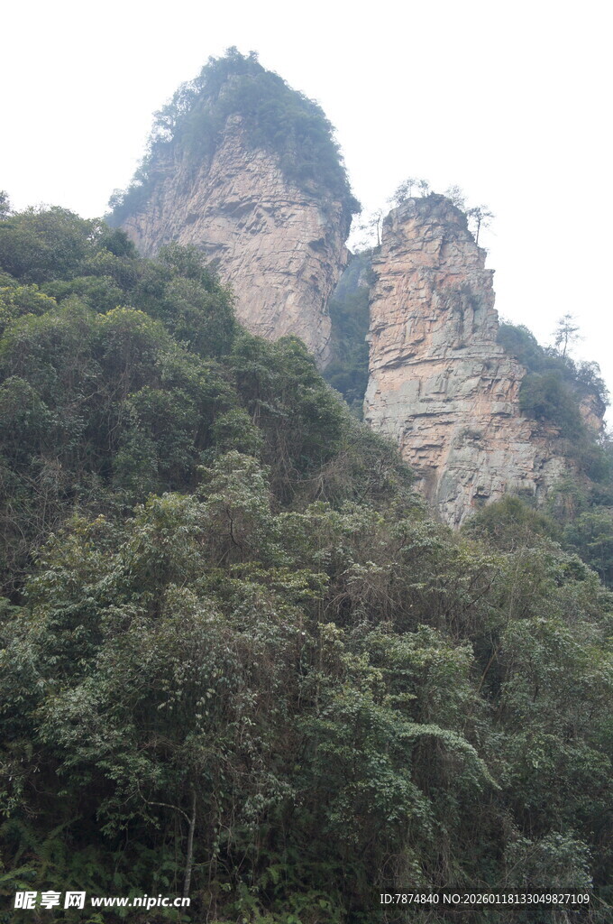 奇峰耸立的翠绿山峦