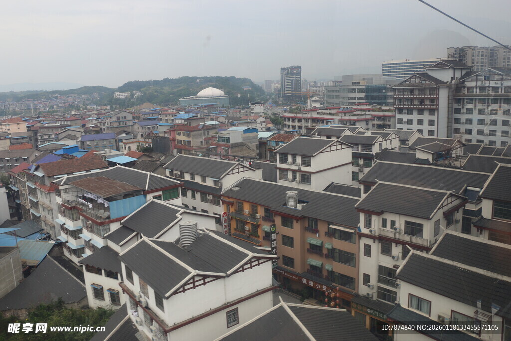 俯瞰错落有致的城镇建筑